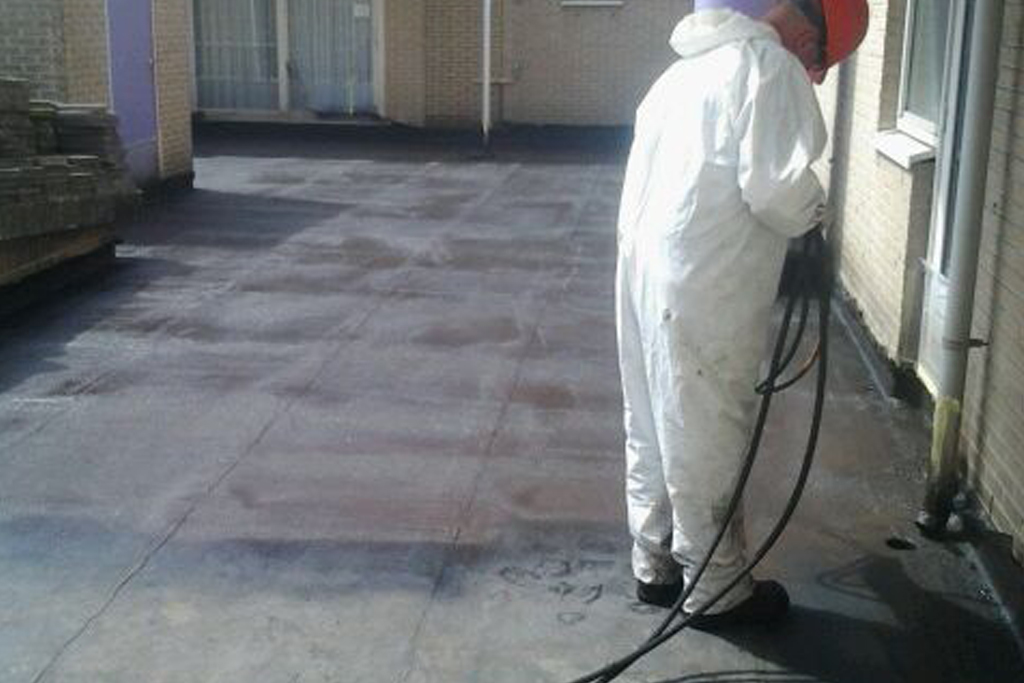 Met een Liquid rubber pomp een parkeergarage waterdicht Liquid rubber. hier wordt vloeibaar rubber gespoten.