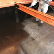 Spuiten Liquid Rubber het type HBS-200 wordt airless gespoten op een ondergrond van beton, steen, staal en hout.