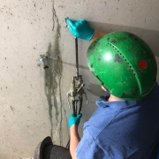 Hars en gel injecteren bij een betonnen kelder om water lekkage top te lossen.